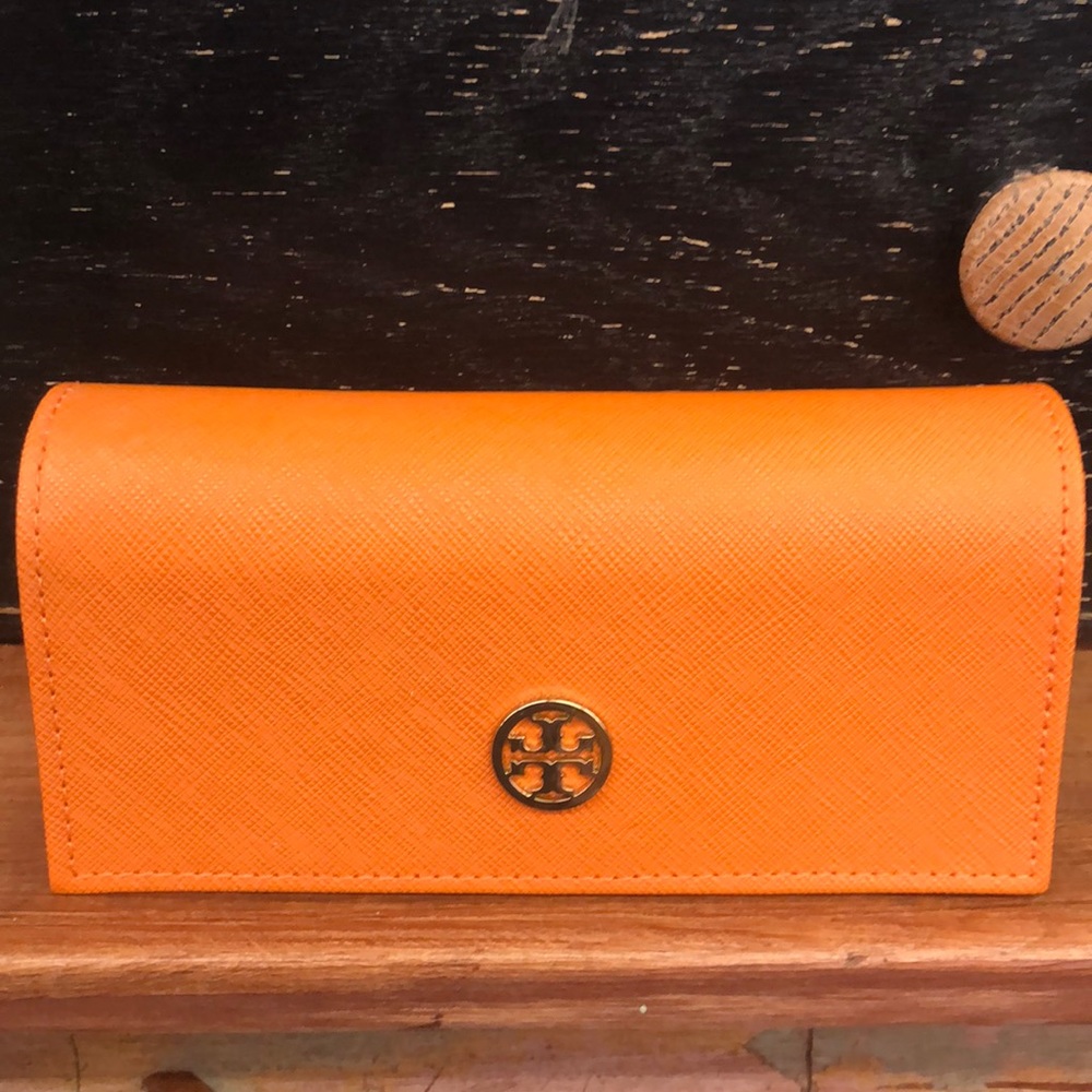Tory Burch glass case